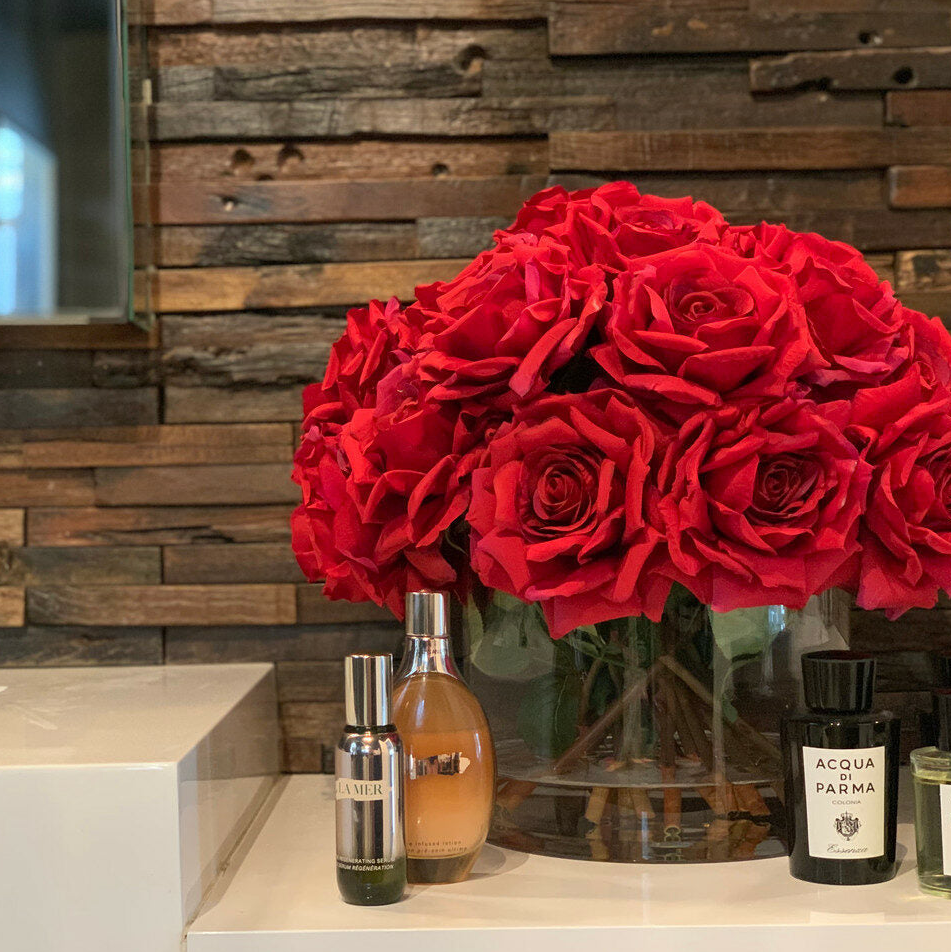 cilindro con Artificial rojo rosas