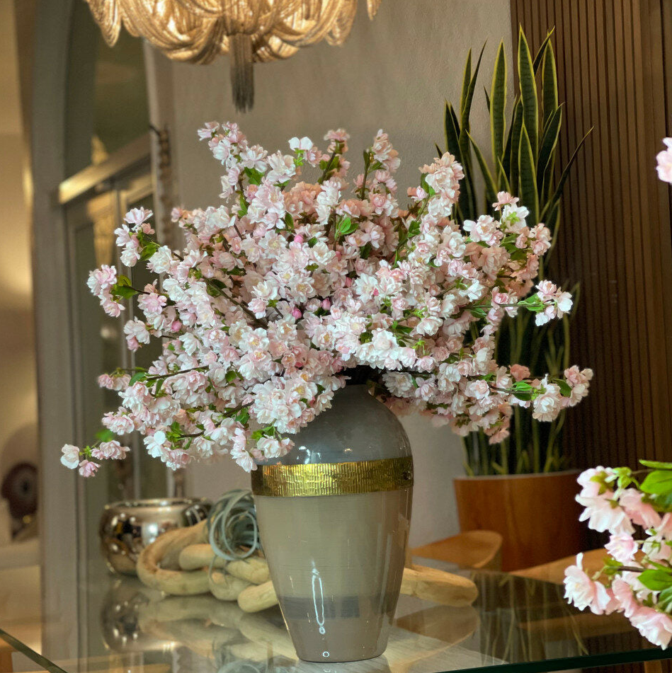 diosa jarrón con rosa cerezo flor Flowers