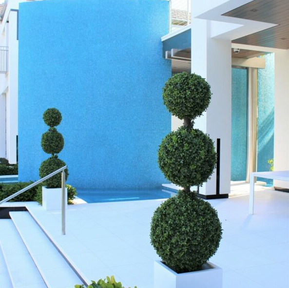 triple Ball topiario con mediano-Sized Fibreglass maceta