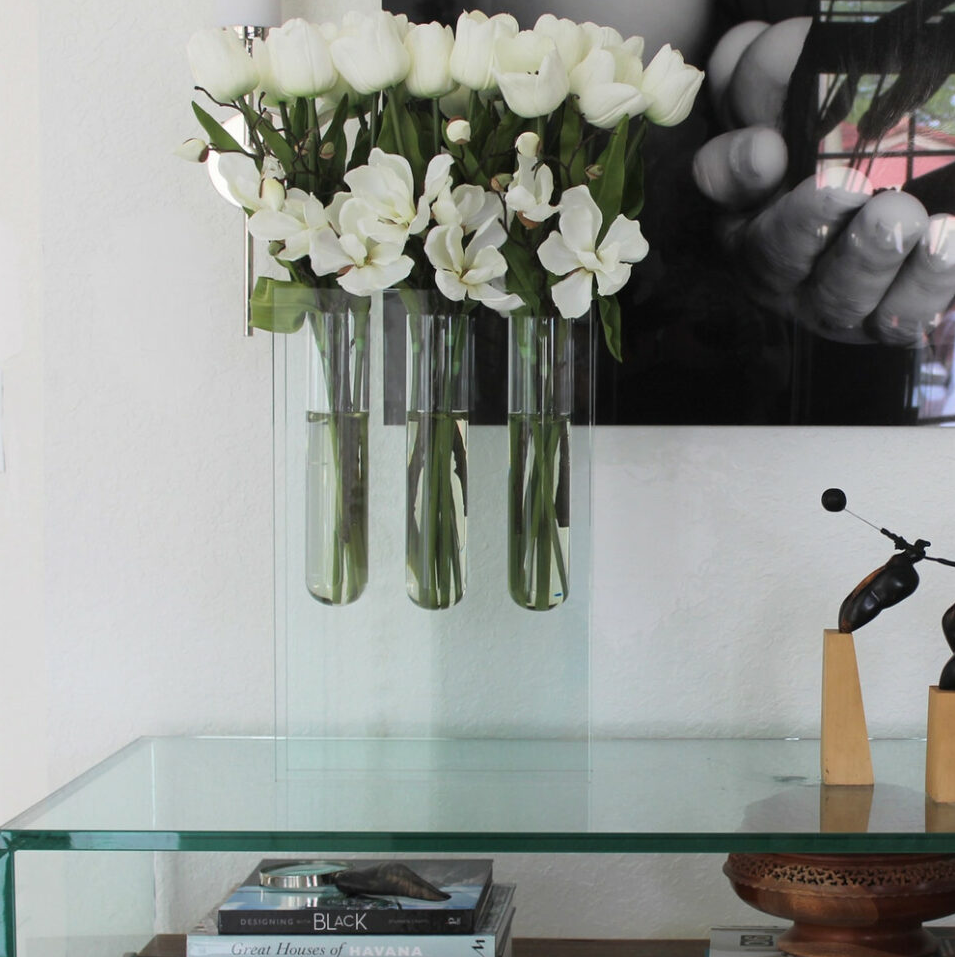 triple jarrón con blanco tulipanes.