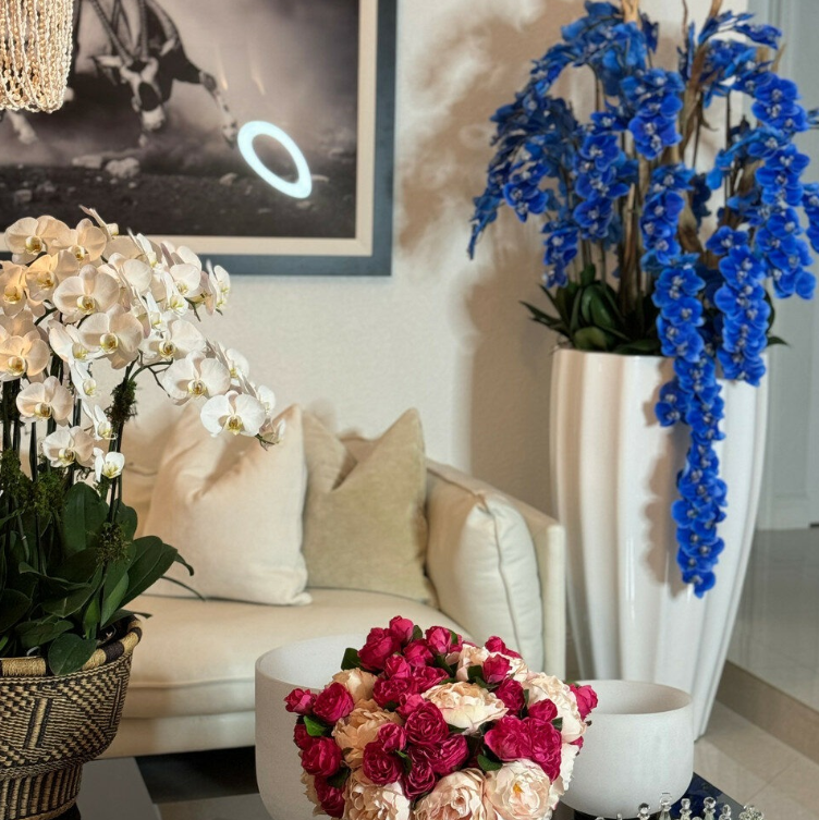 alocasia rojo Prince en un grande ben maceta con un brillante blanco finish.