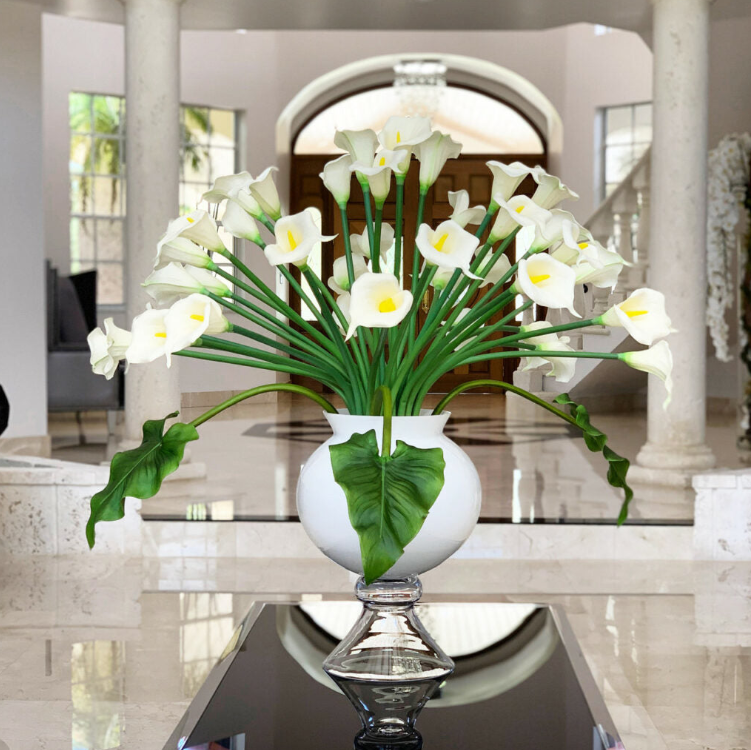 Elegant jarrón con múltiples blanco cala lirios