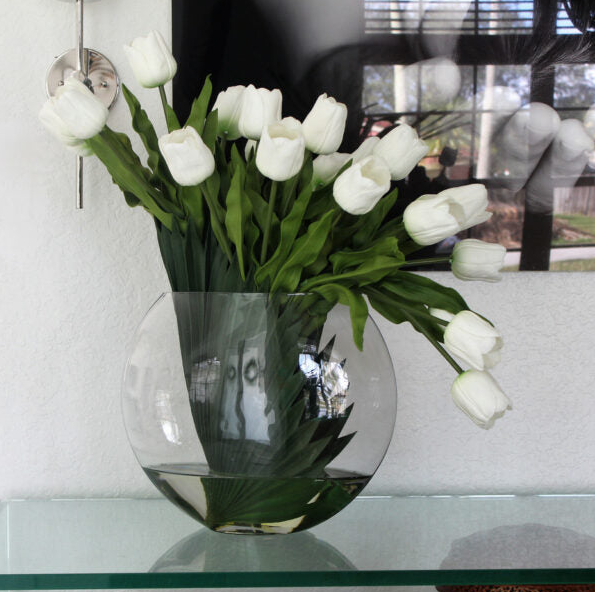 lunar jarrón con blanco tulipanes