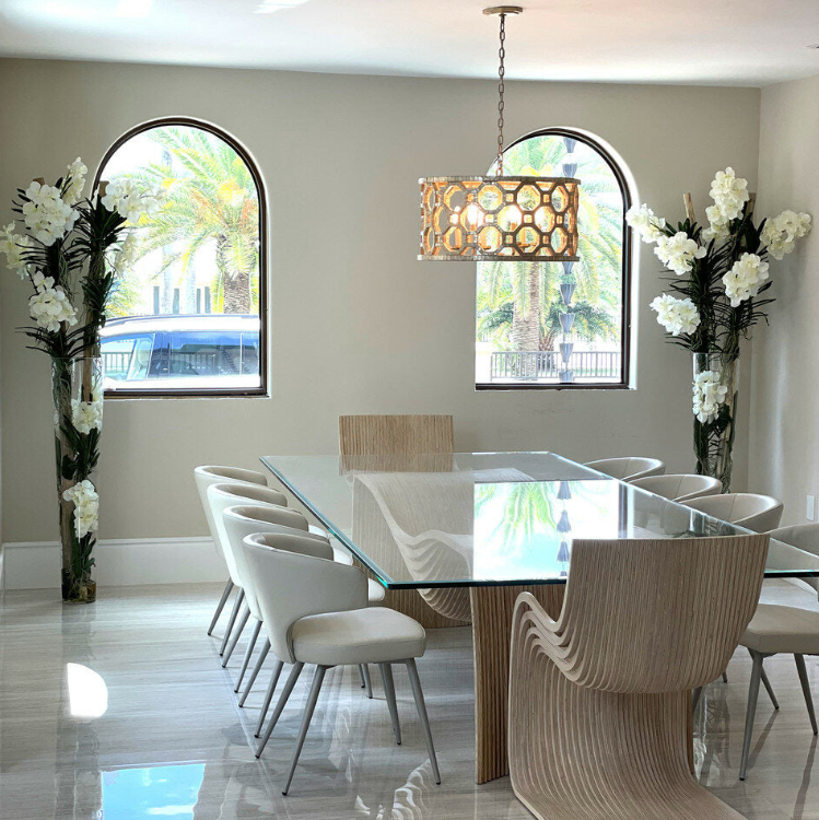 blanco vanda orquídeas y flotante madera dentro un grande cónico vidrio jarrón.