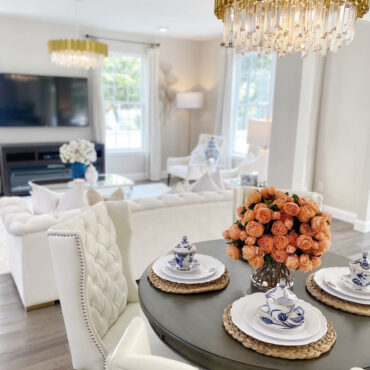 inglés rosas en Clear vidrio cilindro