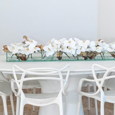 48″ Casa Moderna vidrio plato jardinera con blanco orquídeas