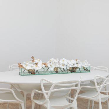 48″ Casa Moderna vidrio plato jardinera con blanco orquídeas