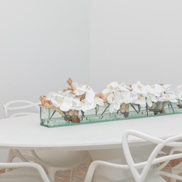 48″ Casa Moderna vidrio plato jardinera con blanco orquídeas