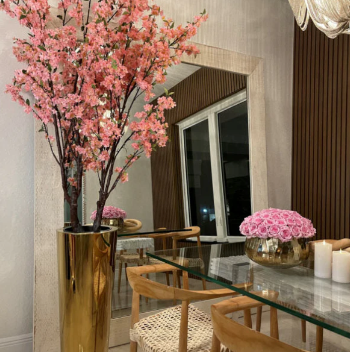 grande cerezo flor árbol en dorado maceta