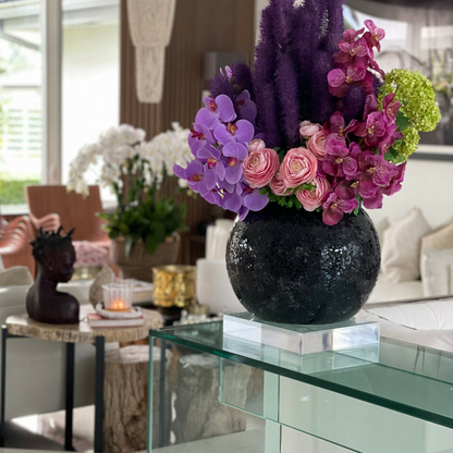 negro Mosaic jarrón con liatris y orquídeas