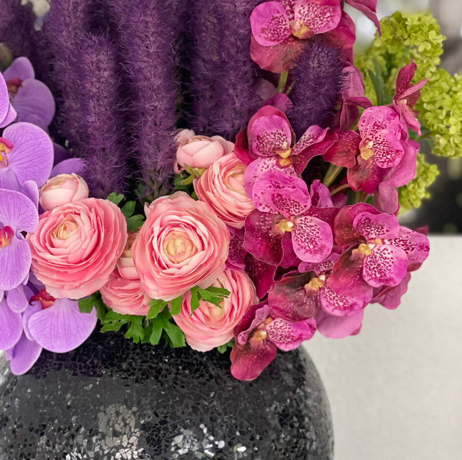 negro Mosaic jarrón con liatris y orquídeas