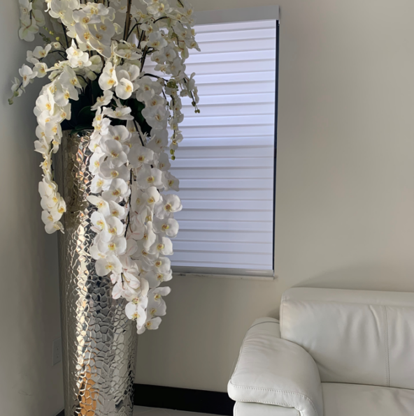 cascada phalaenopsis orquídeas en un extra-alto jarrón con un hammered finish.
