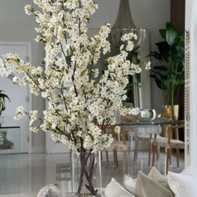 cerezo blossoms en un 40 cm vidrio cilindro.