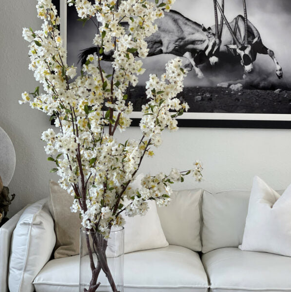 cerezo blossoms en un 40 cm vidrio cilindro.