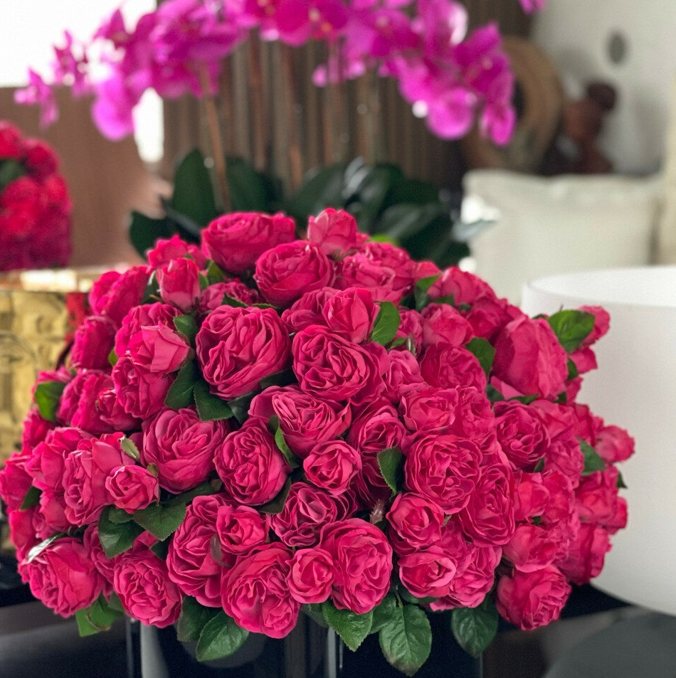 oscuro rosa inglés rosas en un negro vidrio jarrón.