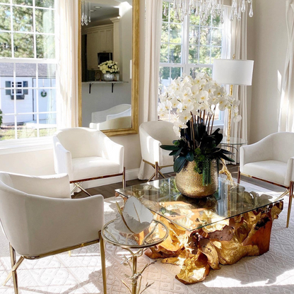 delaney dorado jarrón con múltiples stems de phalaenopsis orquídeas y succulents.