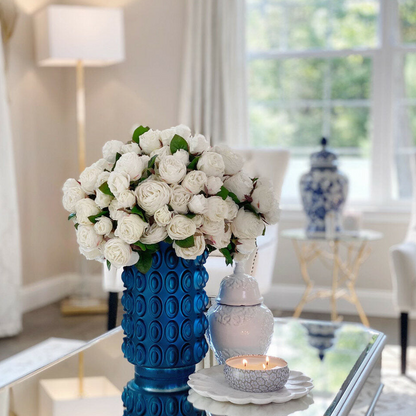 inglés blanco rosas en texturizado azul maceta