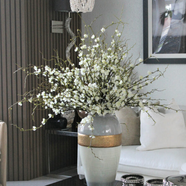 diosa jarrón con cerezo flor ramas.