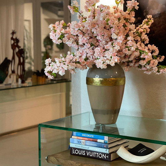 diosa jarrón con rosa cerezo flor Flowers