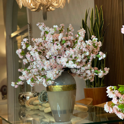 diosa jarrón con rosa cerezo flor Flowers