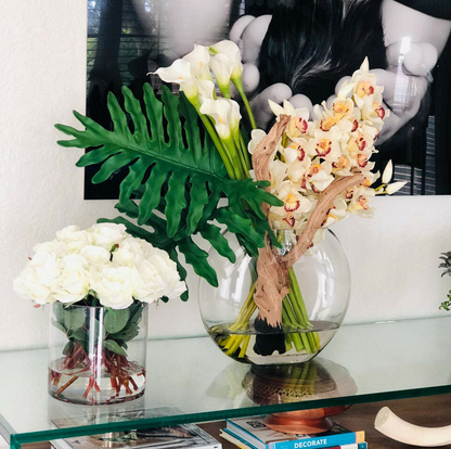 lunar jarrón con cymbidiums y cala lirios.