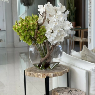 lunar jarrón con blanco vanda orquídeas y verde cymbidiums.