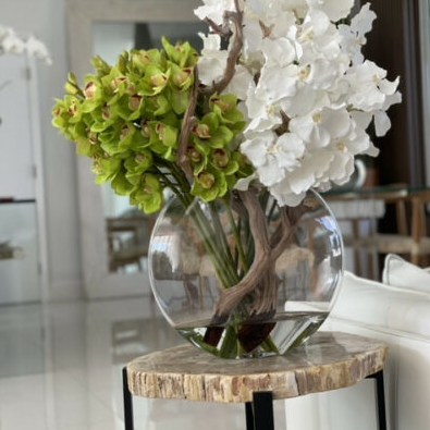 lunar jarrón con blanco vanda orquídeas y verde cymbidiums.