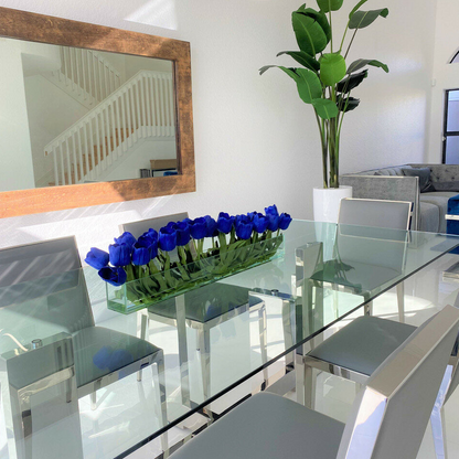 moderna vidrio jarrón con azul tulipanes.