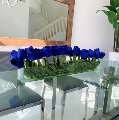 moderna vidrio jarrón con azul tulipanes.