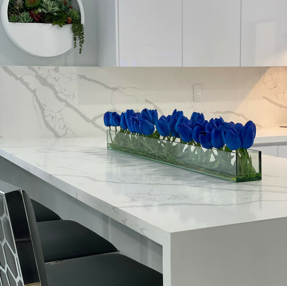 moderna vidrio jarrón con azul tulipanes.