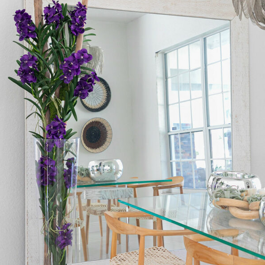 púrpura vanda orquídeas y flotante madera dentro un cónico vidrio cilindro.