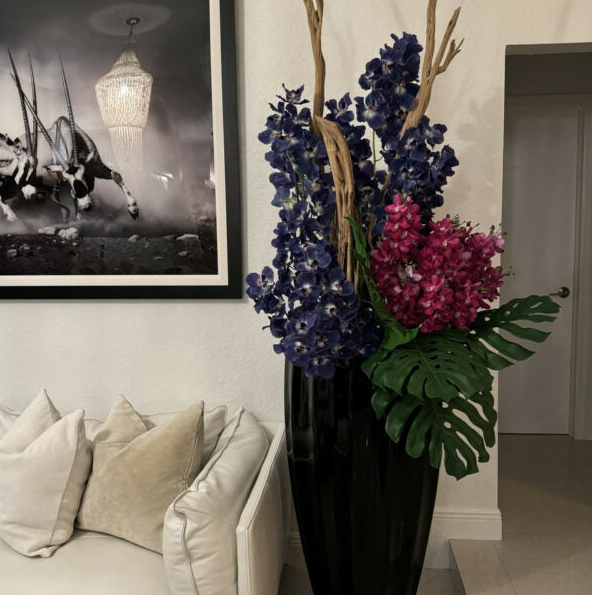 san José jarrón en brillante negro con vanda orquídeas