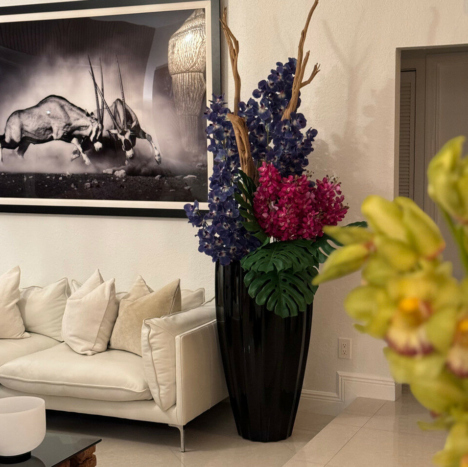 san José jarrón en brillante negro con vanda orquídeas