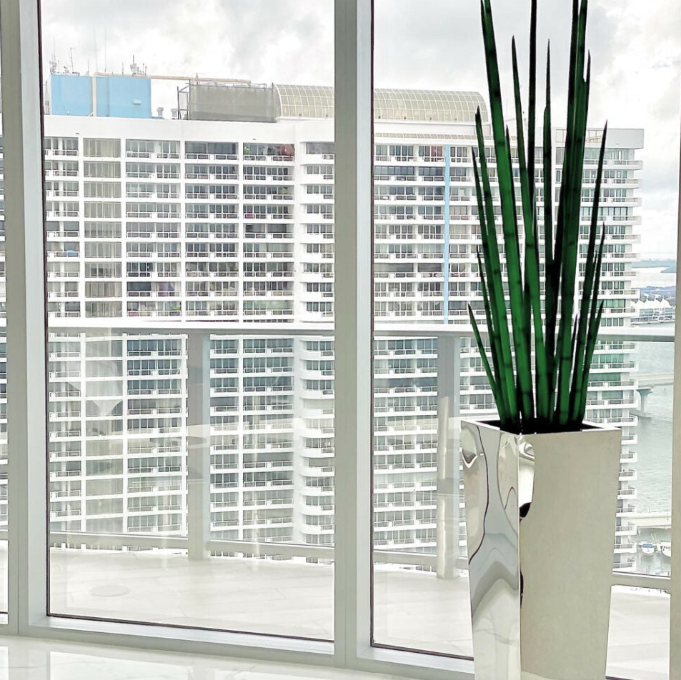 inoxidable acero cubo-con-forma-de jarrón con serpiente hierba.