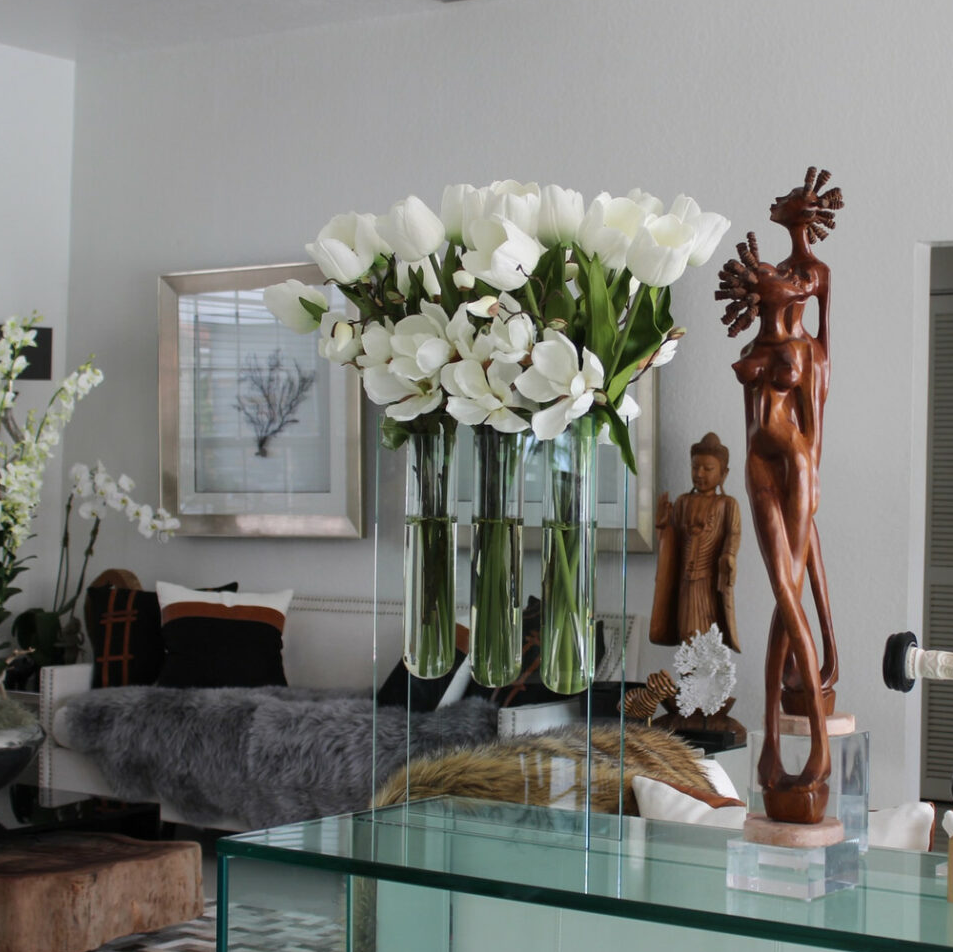 triple jarrón con blanco tulipanes.