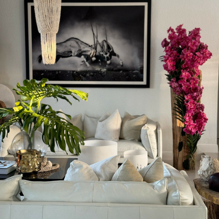 grande teca jarrón con natural edges y rosa vanda orquídeas