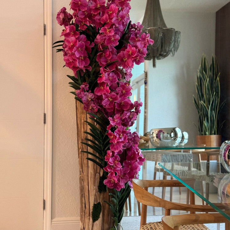 grande teca jarrón con natural edges y rosa vanda orquídeas