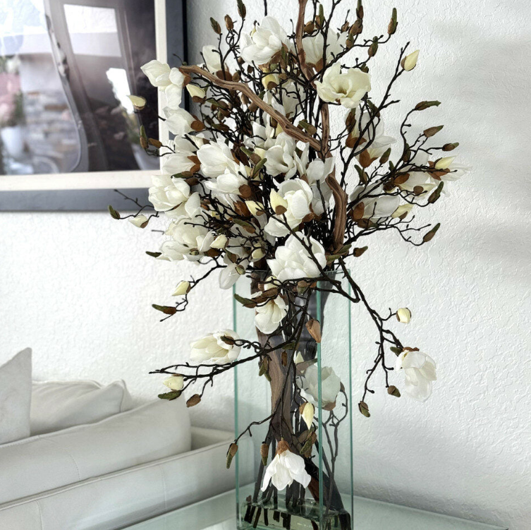 jarrón con blanco magnolias en un 50 cm alto moderna casa