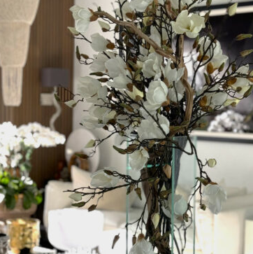 jarrón con blanco magnolias en un 50 cm alto moderna casa