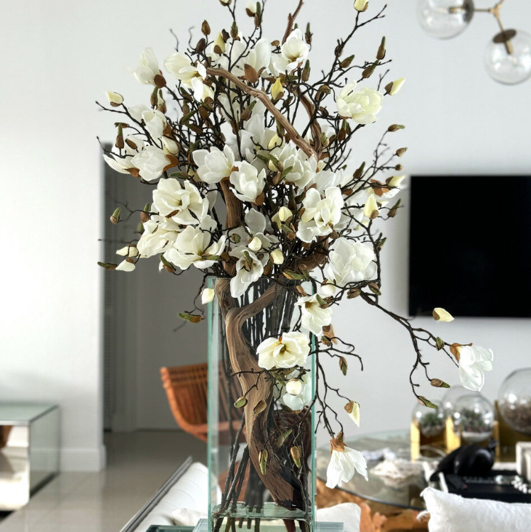 jarrón con blanco magnolias en un 50 cm alto moderna casa