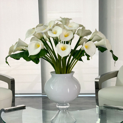 Elegant jarrón con múltiples blanco cala lirios