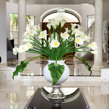 Elegant jarrón con múltiples blanco cala lirios