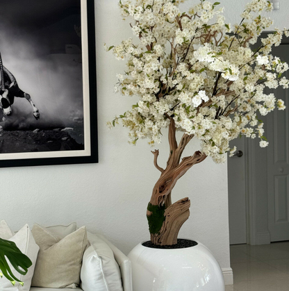 brillante blanco esférico jarrón con personalizado cerezo flor árbol