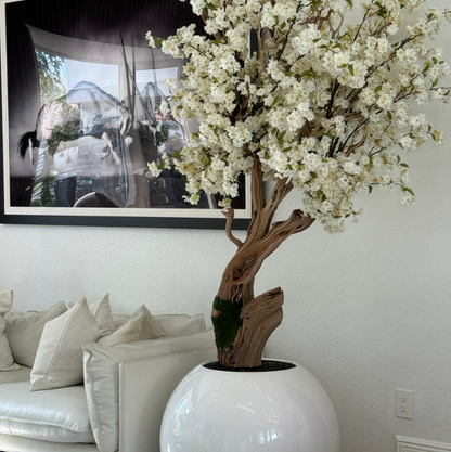 brillante blanco esférico jarrón con personalizado cerezo flor árbol
