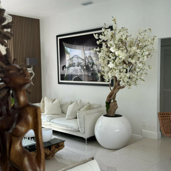 brillante blanco esférico jarrón con personalizado cerezo flor árbol