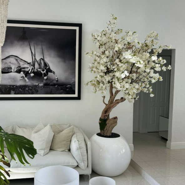 brillante blanco esférico jarrón con personalizado cerezo flor árbol