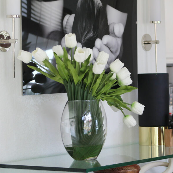 lunar jarrón con blanco tulipanes