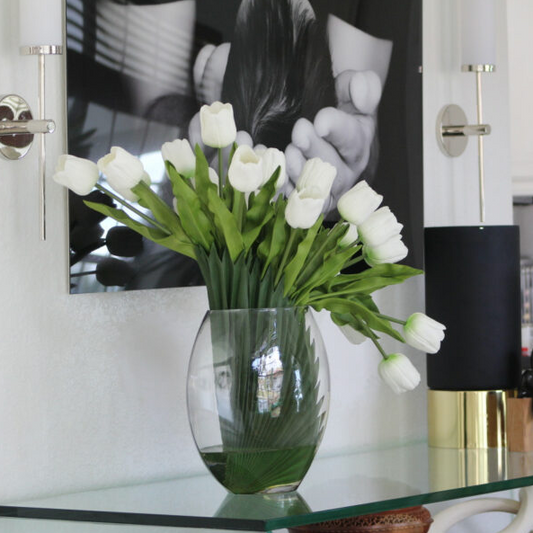 lunar jarrón con blanco tulipanes