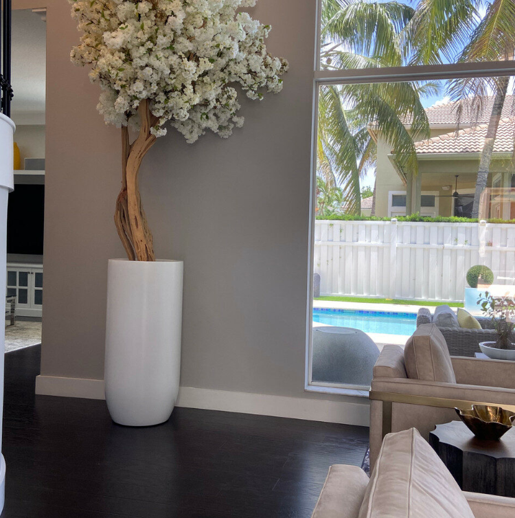 mate beige st. tropez jarrón con blanco cerezo flor árbol