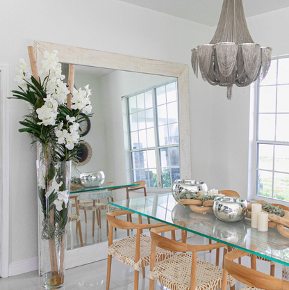 blanco vanda orquídeas y flotante madera dentro un grande cónico vidrio jarrón.